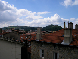 Las 2 montaas que se ven al fondo son mierda que sacaban de las minas de Saint etienne... flipa! Desde casa de Romain y Mina.